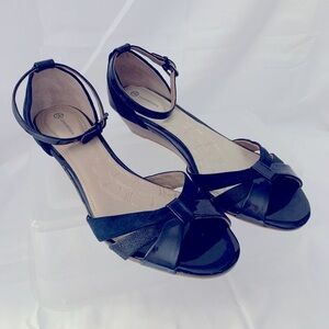 NWOT Gianni Bini Navy Blue Strap Kitten Wedge